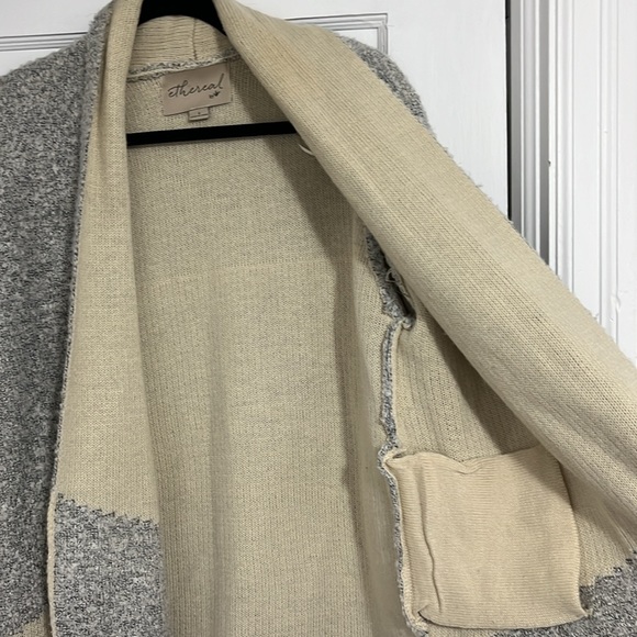 ethereal Pullover Two-Toned Sweater with Pockets - Picture 4 of 6